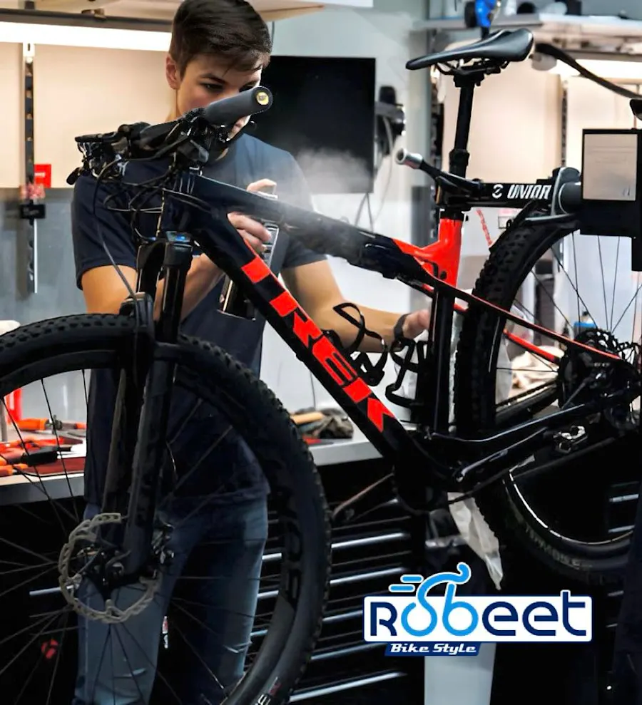 Technieker aan het werk in het fietsatelier van Robeet