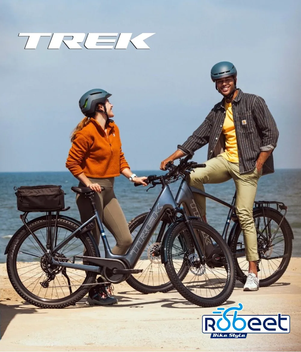 Fietsers met helmen op e-bikes van Trek